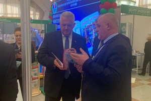 Председатель Центральной комиссии Республики Беларусь по выборам и проведению республиканских референдумов Игорь Карпенко посетил стенд издательства "Адукацыя i выхаванне"