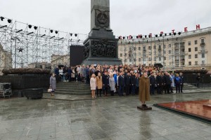 Представители издательства «Адукацыя і выхаванне» совместно с министром образования Андреем Иванцом возложили цветы к Монументу Победы