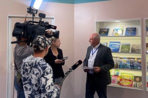 Директор издательства «Адукацыя і выхаванне» Валентин Янович Новогродский представил иностранным и белорусским журналистам значимые проекты издательства