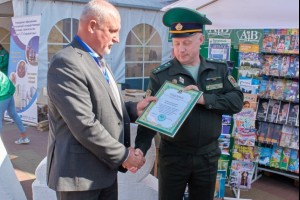 Директору издательства «Адукацыя і выхаванне» Валентину Яновичу Новогродскому была вручена благодарность от Председателя Государственного пограничного комитета Республики Беларусь