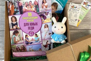 Праздничные боксы от издательства «Адукацыя і выхаванне»: подарки с сюрпризом