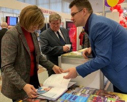 В первый день работы выставки В первый день работы выставки