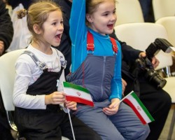 «Аа, в Африке реки вот такой ширины! Аа, в Африке горы вот такой вышины!..» «Аа, в Африке реки вот такой ширины! Аа, в Африке горы вот такой вышины!..»