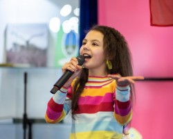 «Аа, в Африке реки вот такой ширины! Аа, в Африке горы вот такой вышины!..» «Аа, в Африке реки вот такой ширины! Аа, в Африке горы вот такой вышины!..»