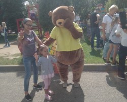 Конкурсы, фотозона и презентация новой книги: детский цех издательства на празднике в Минском зоопарке