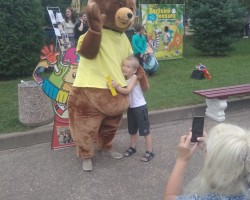 Конкурсы, фотозона и презентация новой книги: детский цех издательства на празднике в Минском зоопарке