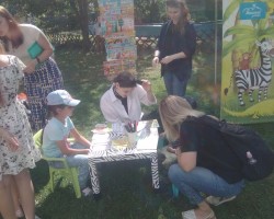 Конкурсы, фотозона и презентация новой книги: детский цех издательства на празднике в Минском зоопарке