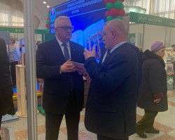 Председатель Центральной комиссии Республики Беларусь по выборам и проведению республиканских референдумов Игорь Карпенко посетил стенд издательства "Адукацыя i выхаванне" Председатель Центральной комиссии Республики Беларусь по выборам и проведению республиканских референдумов Игорь Карпенко посетил стенд издательства "Адукацыя i выхаванне"