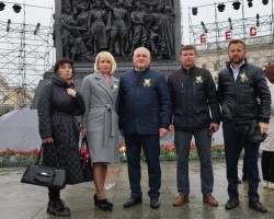 Представители издательства «Адукацыя і выхаванне» совместно с министром образования Андреем Иванцом возложили цветы к Монументу Победы Представители издательства «Адукацыя і выхаванне» совместно с министром образования Андреем Иванцом возложили цветы к Монументу Победы