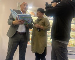 Директор издательства «Адукацыя і выхаванне» Валентин Янович Новогродский представил иностранным и белорусским журналистам значимые проекты издательства Директор издательства «Адукацыя і выхаванне» Валентин Янович Новогродский представил иностранным и белорусским журналистам значимые проекты издательства