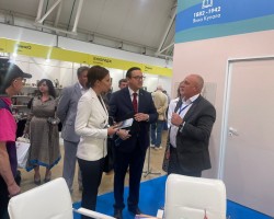 Министр информации Республики Беларусь Владимир Борисович Перцов посетил стенд издательства "Адукацыя i выхаванне" Министр информации Республики Беларусь Владимир Борисович Перцов посетил стенд издательства "Адукацыя i выхаванне"