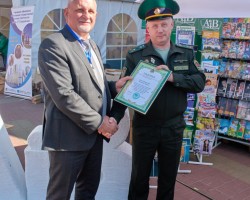 Директору издательства «Адукацыя і выхаванне» Валентину Яновичу Новогродскому была вручена благодарность от Председателя Государственного пограничного комитета Республики Беларусь Директору издательства «Адукацыя і выхаванне» Валентину Яновичу Новогродскому была вручена благодарность от Председателя Государственного пограничного комитета Республики Беларусь