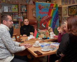 В рамках визита башкирской делегации в Беларусь состоялась встреча с главными редакторами журналов издательства «Адукацыя і выхаванне» в музее журнала «Вясёлка». В рамках визита башкирской делегации в Беларусь состоялась встреча с главными редакторами журналов издательства «Адукацыя і выхаванне» в музее журнала «Вясёлка».